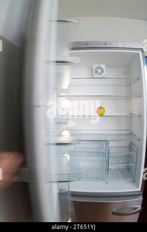 Fast leerer Kühlschrank mit nur einem Apfel, Diät, Gewichtsverlust Stockfoto