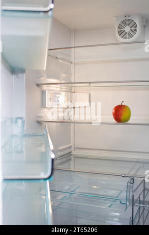 Fast leerer Kühlschrank mit nur einem Apfel, Diät, Gewichtsverlust Stockfoto