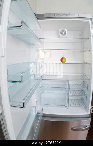 Fast leerer Kühlschrank mit nur einem Apfel, Diät, Gewichtsverlust Stockfoto