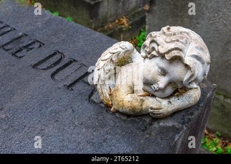Gräber, Grabsteine und Denkmäler auf dem Friedhof Père Lachaise, Paris 20, Frankreich. Stockfoto