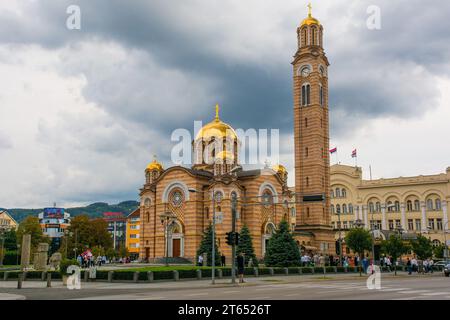 Banja Luka, Bosnien - 3. September 2023. Hochzeitsgäste vor dem Wahrzeichen Christus der Erlöser serisch-orthodoxe Kathedrale in Banja Luka, Republika Srpska Stockfoto