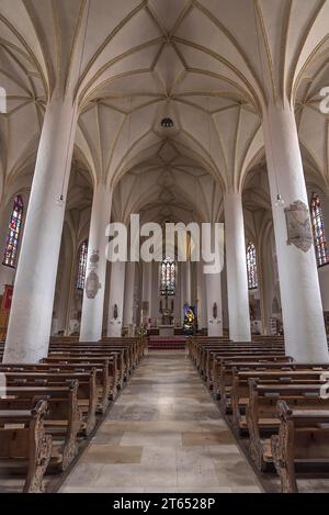 Inneres der Stadtpfarrkirche St. Jakob, Schrobenhausen, Oberbayern, Deutschland Stockfoto