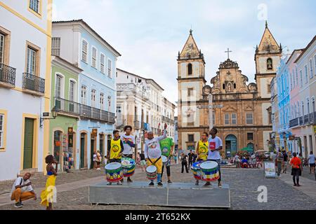 Igreja e Convento de Sao Francisco oder Kirche und Kloster von Sao Francisco oder Franziskanerkirche, eine Trommelgruppe vor der historischen Altstadt von Salvador Stockfoto