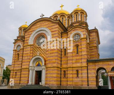 Christus der Erlöser serisch-orthodoxe Kathedrale in Banja Luka, Republika Srpska, Bosnien und Herzegowina. Kirche der Heiligen Dreifaltigkeit, Kuppeln aus Edelstahl Stockfoto