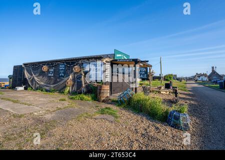 Traditionelle Fischer verkaufen frischen Fisch am Strand des Ferienorts Aldburgh an der Küste von Suffolk, England, Großbritannien Stockfoto