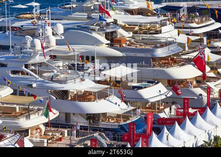 Superyachten und Motoryachten auf der Monaco Yacht Show. Stockfoto