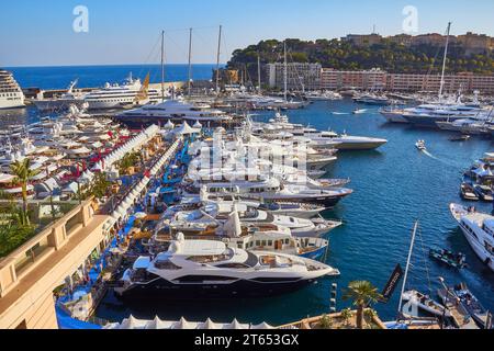 Superyachten und Motoryachten auf der Monaco Yacht Show. Stockfoto