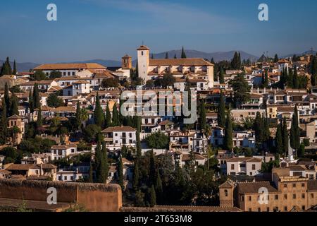 Das Viertel Albaicin gegenüber dem Alhambra-Palast in Granada. Spanien. Stockfoto