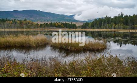 Kidney Pond im Baxter State Park, Maine. Der Berg Katahdin ist meist von Wolken verdeckt. Stockfoto