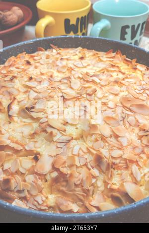 Käsekuchen mit Mandelblättern in einer Auflaufform Stockfoto