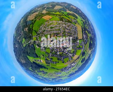 Luftaufnahme, Ansicht des Garbeck-Viertels, Wiesen und Felder, Globus, Fischaugenbild, 360-Grad-Bild, Tiny World, Garbeck, Balve, Sauerland, Nordrhein- Stockfoto