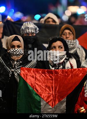 Berlin, Deutschland. November 2023. Die Teilnehmer der Demonstration „Stille trauermarsch für die Opfer in Gaza“ laufen vom Oranienplatz in Richtung Rudi-Dutschke-Straße. Quelle: Soeren Stache/dpa/Alamy Live News Stockfoto