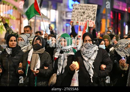 Berlin, Deutschland. November 2023. Die Teilnehmer der Demonstration „Stille trauermarsch für die Opfer in Gaza“ laufen vom Oranienplatz in Richtung Rudi-Dutschke-Straße. Quelle: Soeren Stache/dpa/Alamy Live News Stockfoto