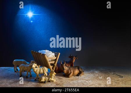 Weihnachtskrippe des Jesuskindes in der Krippe, umgeben von den Tieren Stockfoto