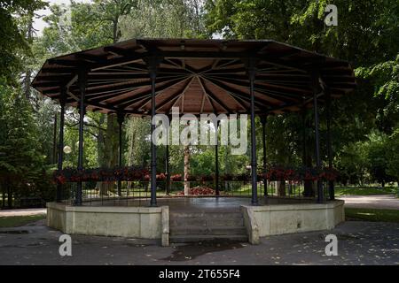 Hradec Kralove, Tschechische Republik - 22. Juli 2023 - der Jirasek Park an einem sonnigen Sommertag Stockfoto