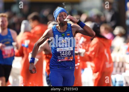 Der Läufer Ruben Martinez Fuente aus Aguilar de Campoo, Spanien, bekommt beim Rennen auf der First Avenue 2023 während des New York City Marathon in New York, New York, Sonntag, 5. November 2023, etwas Erleichterung. (Foto: Gordon Donovan) Stockfoto