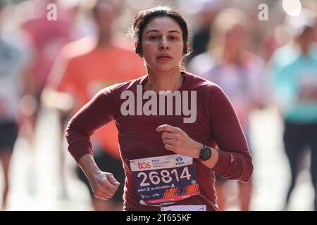 Die Läuferin Carolina Camargo aus New York City schiebt sich beim New York City Marathon 2023 am Sonntag, 5. November 2023 in die Nähe des 27 Mile Point auf der First Avenue. (Gordon Donovan) Stockfoto