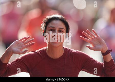 Läufer Carolina Camargo aus New York City lächelt in der Nähe des 27-km-Punktes auf der First Avenue während des New York City Marathon 2023 am Sonntag, 5. November 2023. (Gordon Donovan) Stockfoto