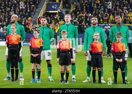 Dortmund, Deutschland. November 2023. Newcastle United Stürmer Joelinton (7) Newcastle United Mittelfeldspieler Bruno Guimaraes (39) Newcastle United Mittelfeldspieler Sean Longstaff (36) Newcastle United Stürmer Callum Wilson (9) Newcastle United Mittelfeldspieler Joe Willock (28) stehen während des Borussia Dortmund FC gegen Newcastle United FC UEFA Champions League Runde 1 Gruppe F auf Maskottchen Spiel im BVB Stadion, Dortmund, Deutschland am 7. November 2023 Credit: Every Second Media/Alamy Live News Stockfoto