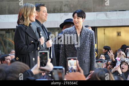 New York, USA. November 2023. L-R: Savannah Guthrie, Carson Daly und Jung Kook in der Today Show von NBC am 8. November 2023 im Rockefeller Center in New York, NY. (Foto: Stephen Smith/SIPA USA) Credit: SIPA USA/Alamy Live News Stockfoto