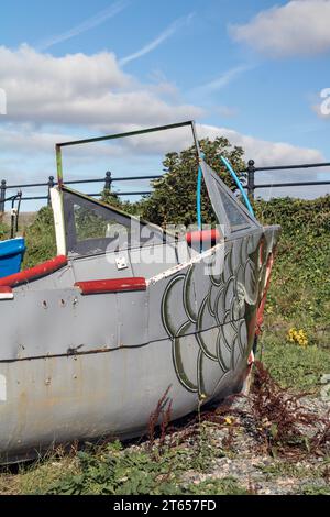 Kleines Fischerboot am Strand von Lytham. Stockfoto