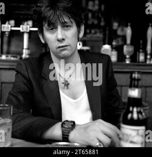 Shane MacGowan, der legendäre irische Rockstar, Sänger/Songwriter und Frontmann der Pogues & The Papes, stellte sich das Trinken und Rauchen in seinem Londoner Lieblingspub Filthy MacNasty’s Islington 1994 vor Stockfoto