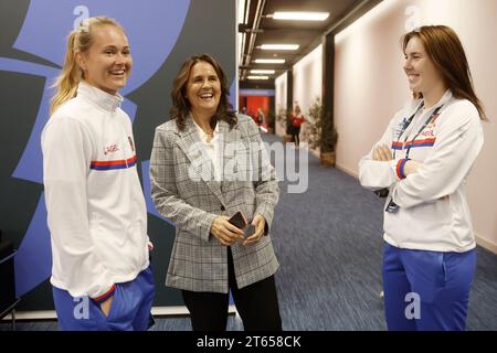 (L-R) Linda Noskova aus der Tschechischen Republik, die ehemalige spanische Tennisspielerin Conchita Martinez und Marie Bouzkova aus der Tschechischen Republik nehmen an einer Ausbildung der Tschechischen Republik Teil Stockfoto