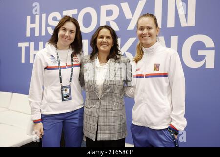 (L-R) Linda Noskova aus der Tschechischen Republik, die ehemalige spanische Tennisspielerin Conchita Martinez und Marie Bouzkova aus der Tschechischen Republik nehmen an einer Ausbildung der Tschechischen Republik Teil Stockfoto