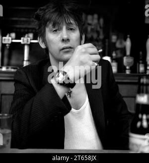 Shane MacGowan, der legendäre irische Rockstar, Sänger/Songwriter und Frontmann der Pogues & The Papes, stellte sich das Trinken und Rauchen in seinem Londoner Lieblingspub Filthy MacNasty’s Islington 1994 vor Stockfoto