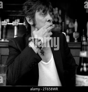 Shane MacGowan, der legendäre irische Rockstar, Sänger/Songwriter und Frontmann der Pogues & The Papes, stellte sich das Trinken und Rauchen in seinem Londoner Lieblingspub Filthy MacNasty’s Islington 1994 vor Stockfoto