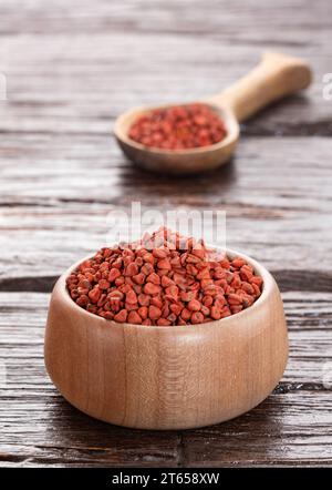 Biologische, getrocknete, rohe, rote Bixa Orellana Samen - Achiote Stockfoto