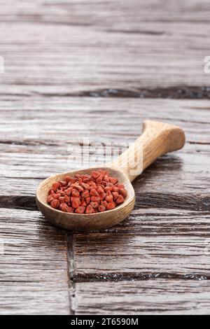 Biologische, getrocknete, rohe, rote Bixa Orellana Samen - Achiote Stockfoto