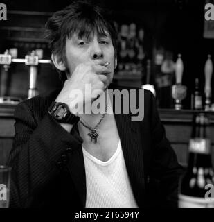 Shane MacGowan, der legendäre irische Rockstar, Sänger/Songwriter und Frontmann der Pogues & The Papes, stellte sich das Trinken und Rauchen in seinem Londoner Lieblingspub Filthy MacNasty’s Islington 1994 vor Stockfoto