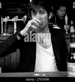 Shane MacGowan, der legendäre irische Rockstar, Sänger/Songwriter und Frontmann der Pogues & The Papes, stellte sich das Trinken und Rauchen in seinem Londoner Lieblingspub Filthy MacNasty’s Islington 1994 vor Stockfoto