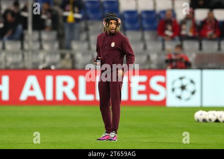 München, Deutschland. November 2023. Galatasaray-Verteidiger Sacha Boey (93) auf dem Spielfeld vor dem FC Bayern München gegen Galatasaray A.S. FC UEFA Champions League Group A am 8. November 2023 in der Allianz Arena, München, Deutschland Credit: Every Second Media/Alamy Live News Stockfoto