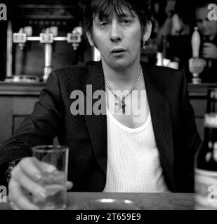 Shane MacGowan, der legendäre irische Rockstar, Sänger/Songwriter und Frontmann der Pogues & The Papes, stellte sich das Trinken und Rauchen in seinem Londoner Lieblingspub Filthy MacNasty’s Islington 1994 vor Stockfoto