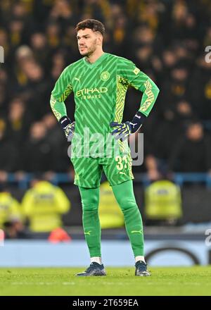 Manchester, Großbritannien. November 2023. Ederson #31 von Manchester City, während des Spiels der UEFA Champions League am vierten Tag der Gruppe G im City of Manchester Stadium/Etihad Stadium, Manchester, England. (Kreditbild: ©Cody Froggatt/Alamy Live News) Stockfoto