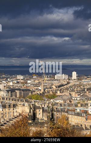 Edinburgh, Schottland, Großbritannien - Blick vom Calton Hill auf Leith und River Forth (mit Cables Wynd House (Banana Flats) und Linksview House) im Herbst Stockfoto
