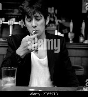 Shane MacGowan, der legendäre irische Rockstar, Sänger/Songwriter und Frontmann der Pogues & The Papes, stellte sich das Trinken und Rauchen in seinem Londoner Lieblingspub Filthy MacNasty’s Islington 1994 vor Stockfoto