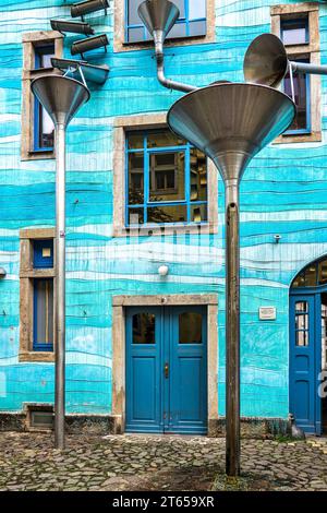 Die Kunsthof-Passage im Bezirk Neustadt Dresden. Kunsthofpassage ist eine Reihe von Innenhöfen, die mit moderner Kunst und einem skurrilen Restaurur verjüngt wurden Stockfoto