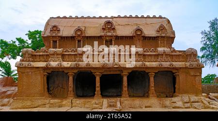 Pancha Rathas (fünf Wagen) aus dem siebten Jahrhundert in Mahabalipuram an der Coromandel-Küste der Bucht von Bengalen: UNESCO-Weltkulturerbe Stockfoto