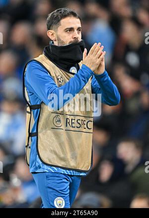 Manchester, Großbritannien. November 2023. Bernardo Silva #20 von Manchester City klatscht Fans, während er sich während des Spiels der Gruppe G am vierten Tag der UEFA Champions League im City of Manchester Stadium/Etihad Stadium in Manchester, England, aufwärmt. (Kreditbild: ©Cody Froggatt/Alamy Live News) Stockfoto