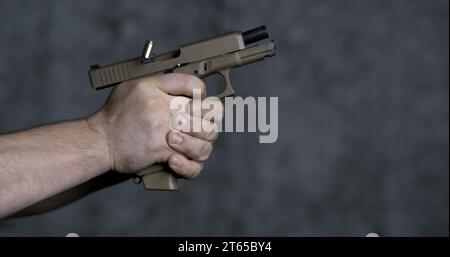 Aufnahmen mit einer Sig sauer P320 9-mm-Nahaufnahme-Pistole in Super-Zeitlupe mit 800 Bildern pro Sekunde Stockfoto