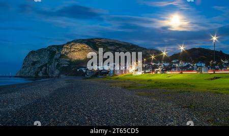 Der Little Orme, gesehen vor dem North Shore Beach, Llandudno, Conwy, North Wales. Foto im Oktober 2023. Stockfoto