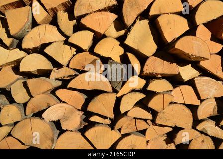 Brennholzhintergrund mit trockenem gehacktem Brennholz Stockfoto
