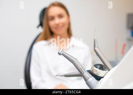 Nahaufnahme von Zahnarztübern in der Zahnarztpraxis mit Patienten im Hintergrund. Stockfoto