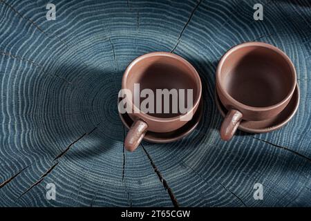 Zwei Leere Clay Coffee Cups Auf Hölzernem Hintergrund Stockfoto