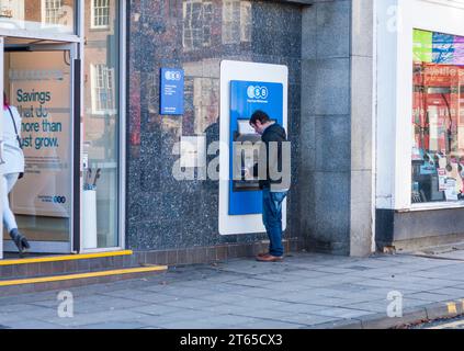 Mann mit einem Geldautomaten bei der Lloyds TSB Bank in Darlington, England, UK Stockfoto