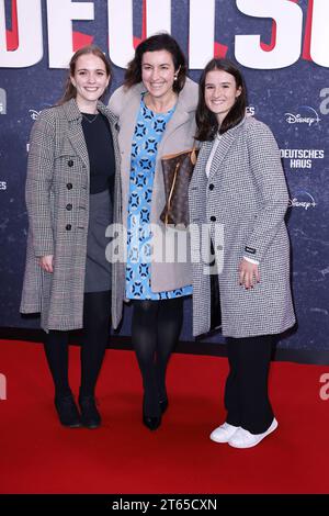 Dorothee Bär und ihre Toechter Emilia und Charlotte bei der Premiere der Serie -Deutsches Haus- (ab 15.November 2023 bei Disney+) am 8.11.2023 in BER Stockfoto