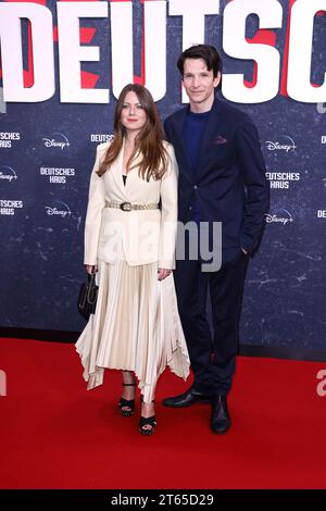 Alice Dwyer und Sabin Tambrea bei der Premiere der Serie -Deutsches Haus- (ab 15.November 2023 bei Disney+) am 8.11.2023 in Berlin Stockfoto